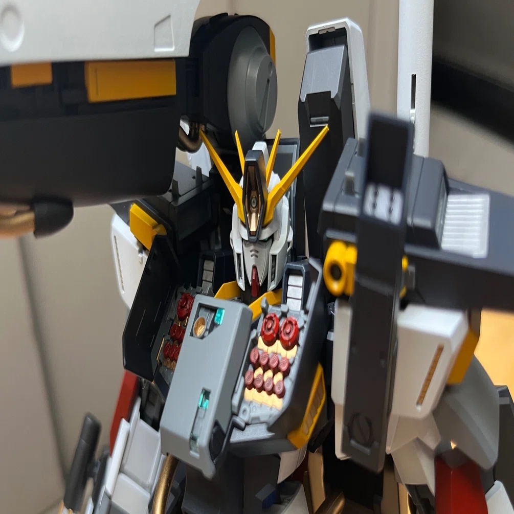 充電式エアブラシで庭塗装 フルアーマーZZをνガンダムカラー化｜BEEF