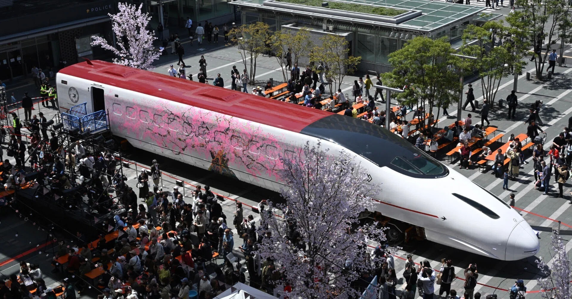 つばめの大冒険 / 博多駅前広場 / 九州新幹線800系 (U005編成1号車