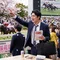 分析する会社員