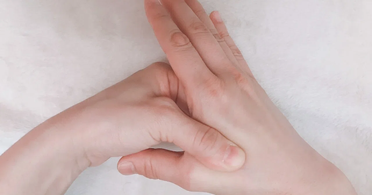 がんばってきた手に、やさしい時間を。― セルフハンドマッサージと