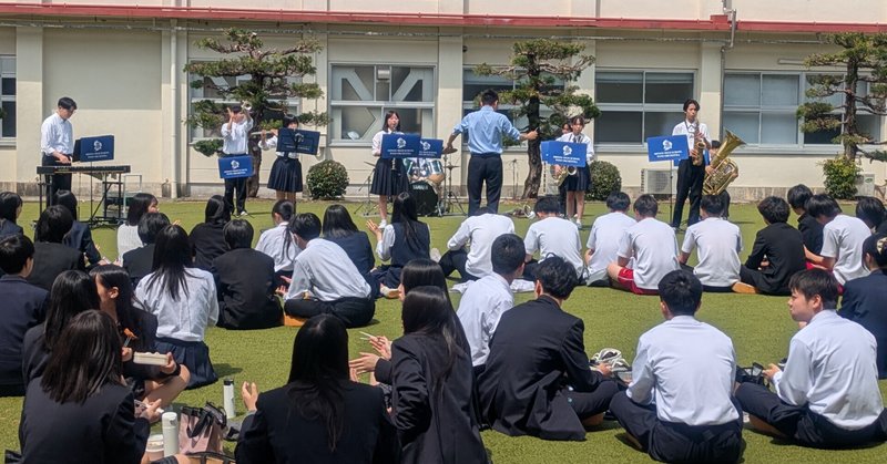【新宮高校】吹奏楽部がランチタイムコンサートを開催しました。