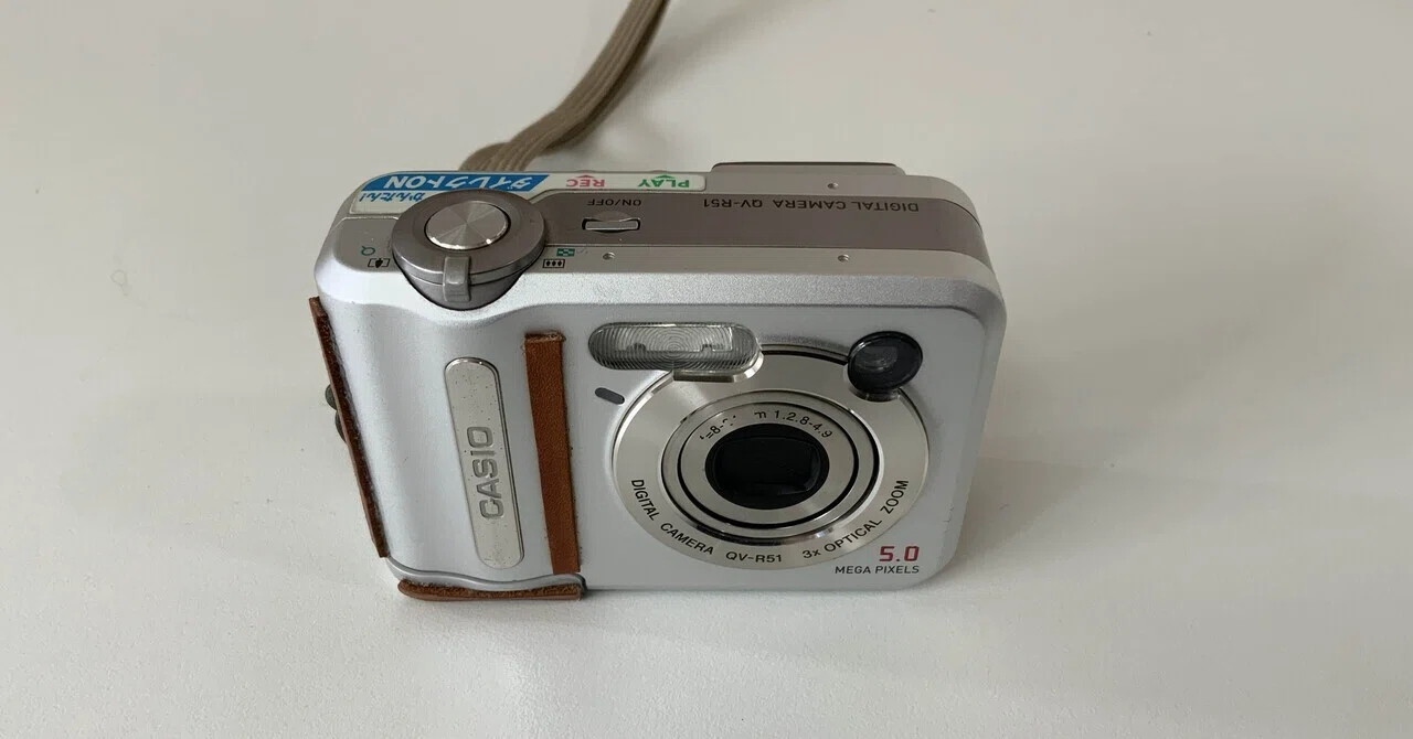 デジタルカメラ CASIO QV-R51 #927 カシオ、大型液晶を搭載した500万画素デジカメ「QV-R51」