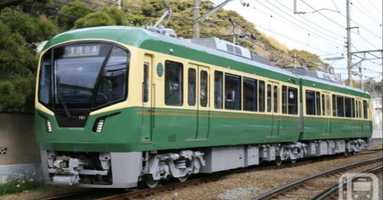 最終電車(再廉価) 江ノ電の未来デザイン新型車両「700形」営業運転開始 海側クロスシート