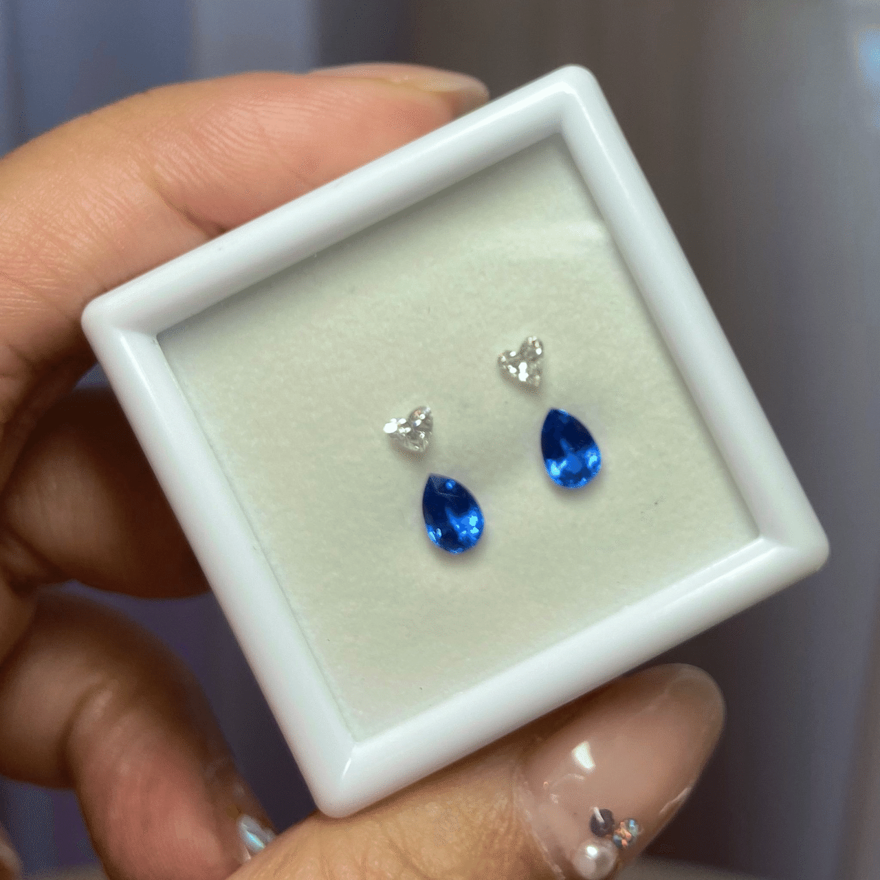 エレガントな青と白のコントラスト カイヤナイトとパールのピアス