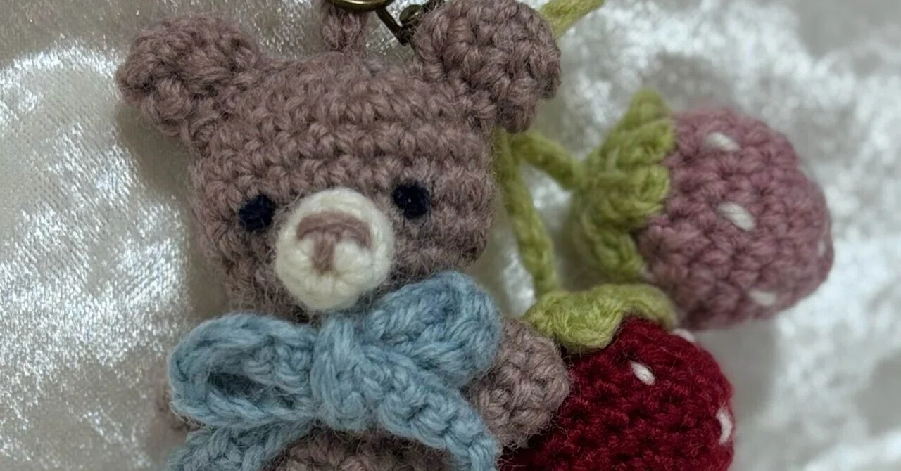 I crocheted a bear 🐻 and strawberry 🍓 charm｜ei