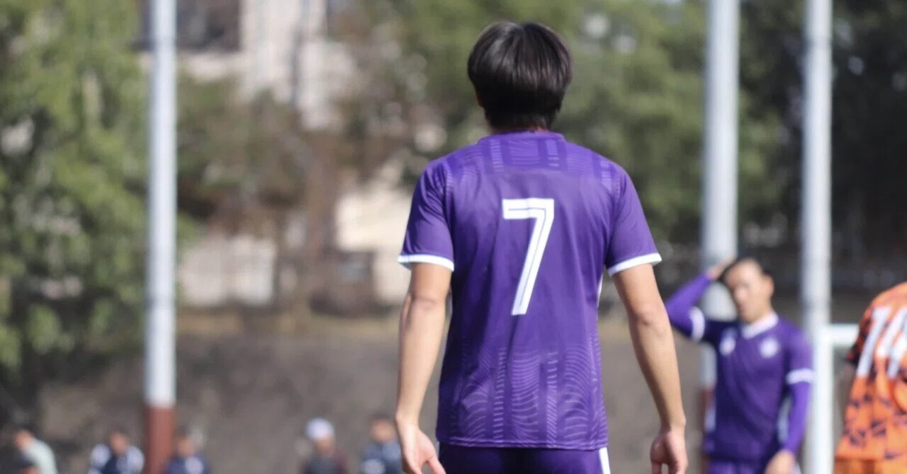 明治大学 サッカー部 選手支給ユニフォーム 上下セット 紫 毎日やんねん。ちゃんとやんねん。」4年 川合陽｜明治大学体育会サッカー部