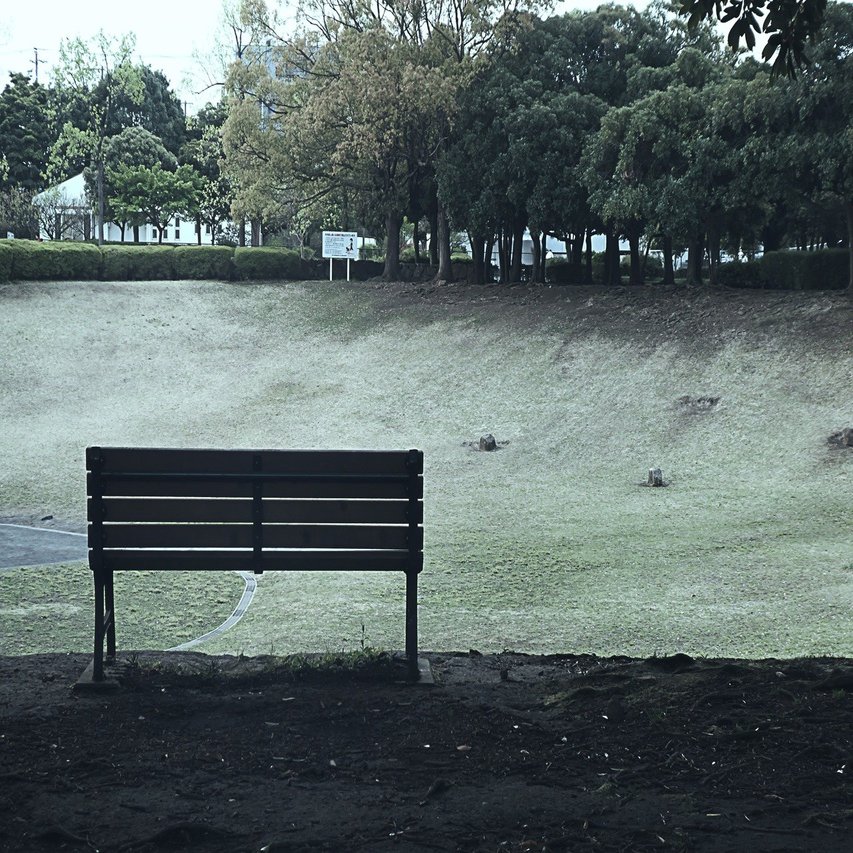 自粛六尺 新コロ禍 誰も座らない公園のベンチ スナップ寅さん Note