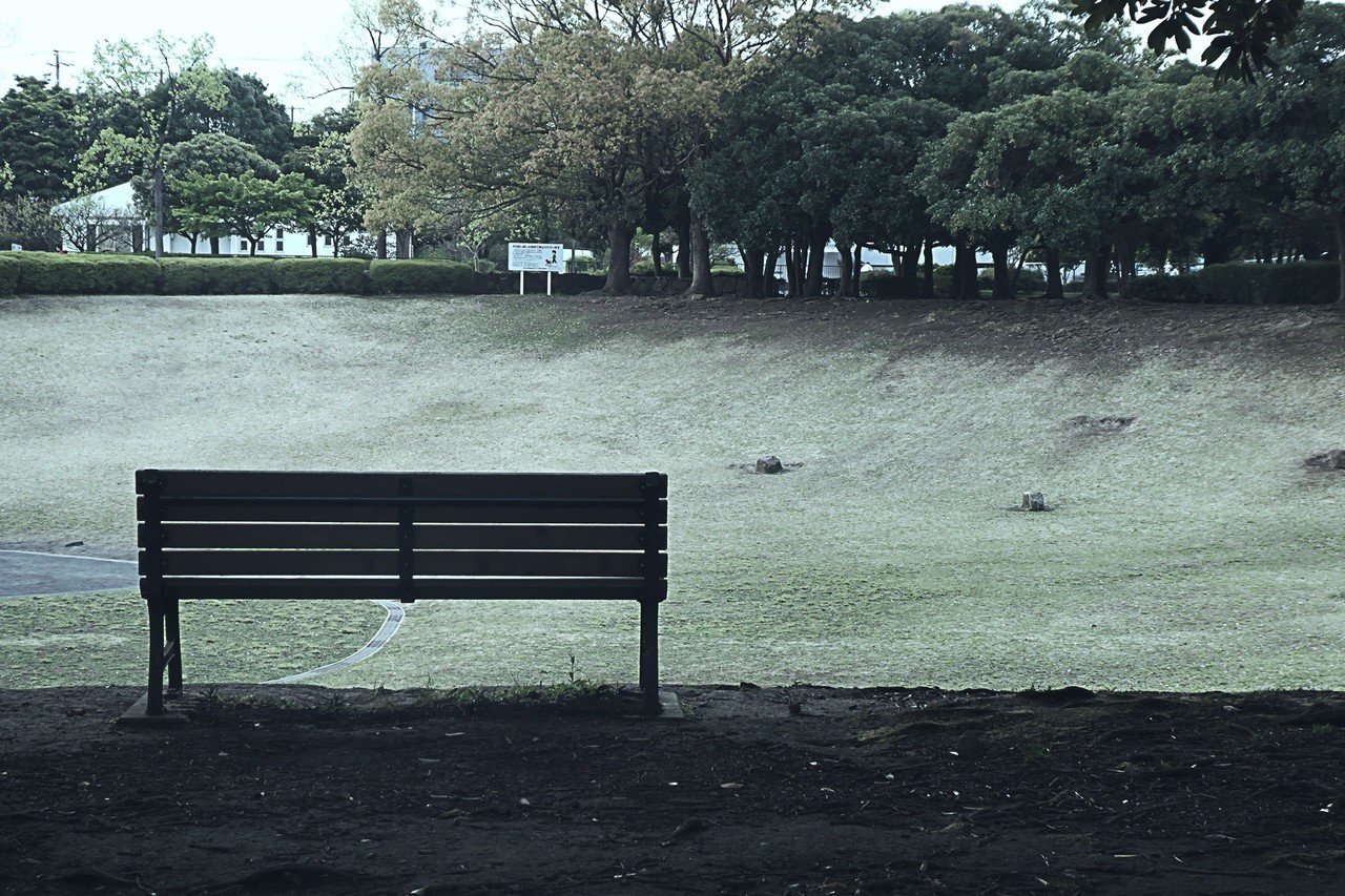 自粛六尺 新コロ禍 誰も座らない公園のベンチ スナップ寅さん Note 自粛六尺 新コロ禍 誰も座らない公園のベンチ スナップ寅さん Note