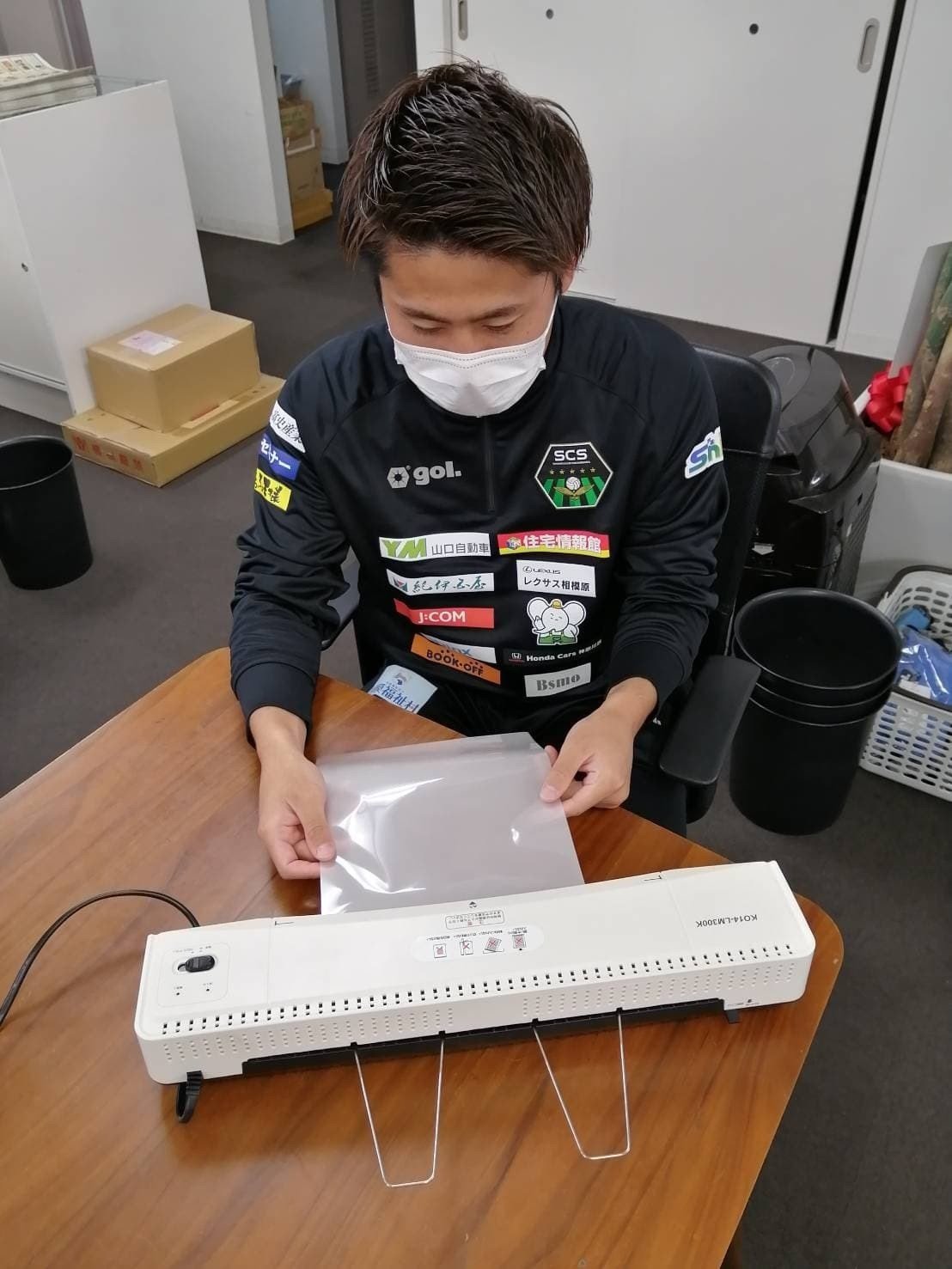 チームカラーに合わせたフェイスシールドを届ける活動 だんちょ コロナ禍にjリーグができる社会支援を考えるサポーター Note