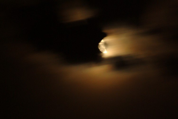 月と雲と風のコラボ。moon