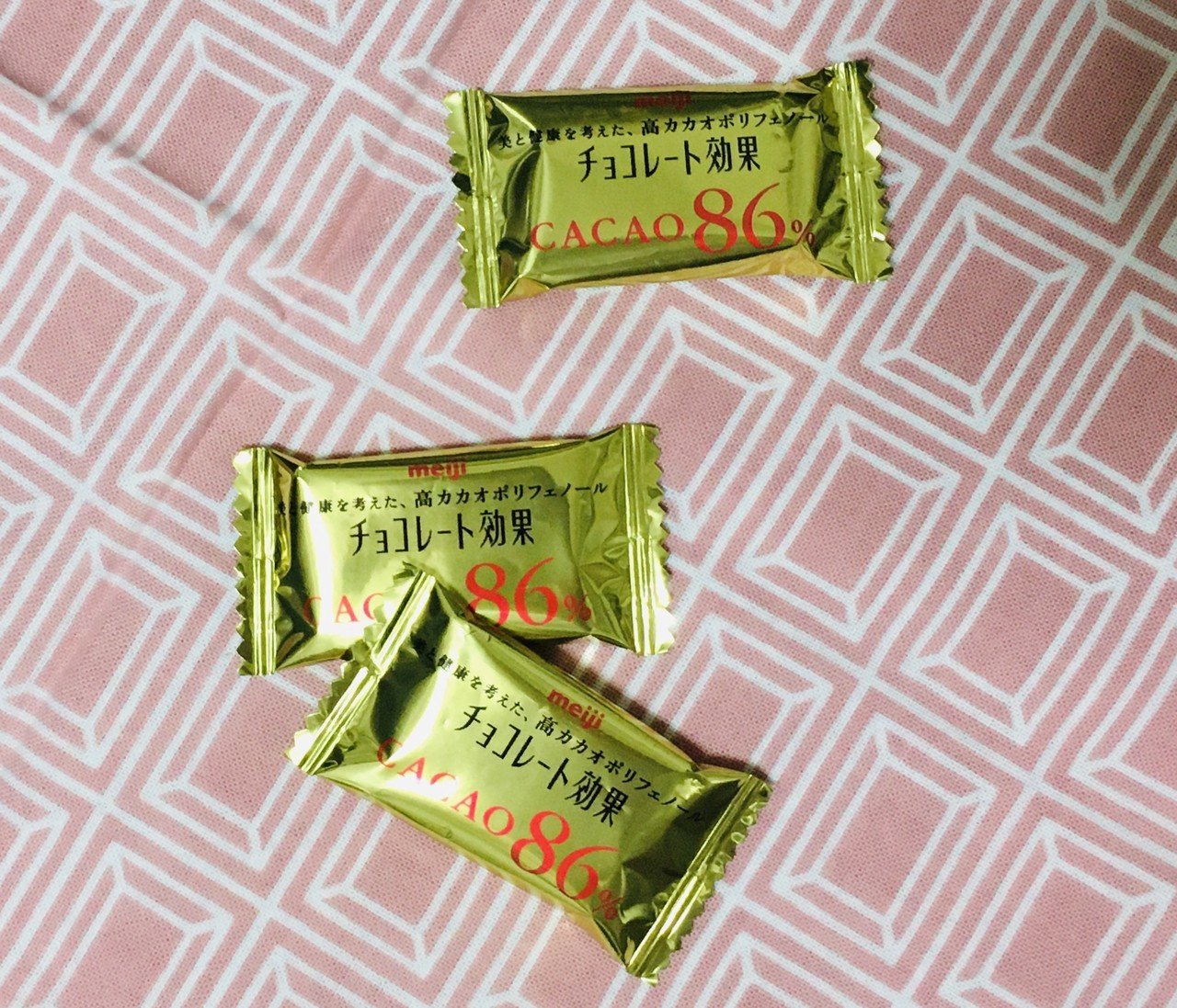 これは夕食後のお菓子だよ こざるちゃんは高カカオポリフェノールのチョコを持っています 健康にいいから りこちゃんにも食べさせたら おや って不思議そうな顔したんだ りこちゃんには普通の甘いチョ こざるカフェの日々ウールー Note これは夕食後のお菓子だよ こざるちゃんは高カカオポリフェノールのチョコを持っています 健康にいいから りこちゃんにも食べさせたら おや って不思議そうな顔したんだ りこちゃんには普通の甘いチョ こざるカフェの日々ウールー Note