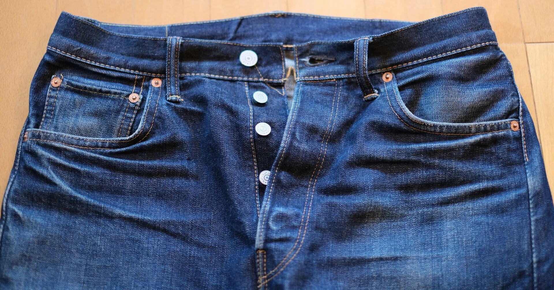 デニムの経年変化実験室】ジーンズを洗濯しないで1年間穿き続けると 