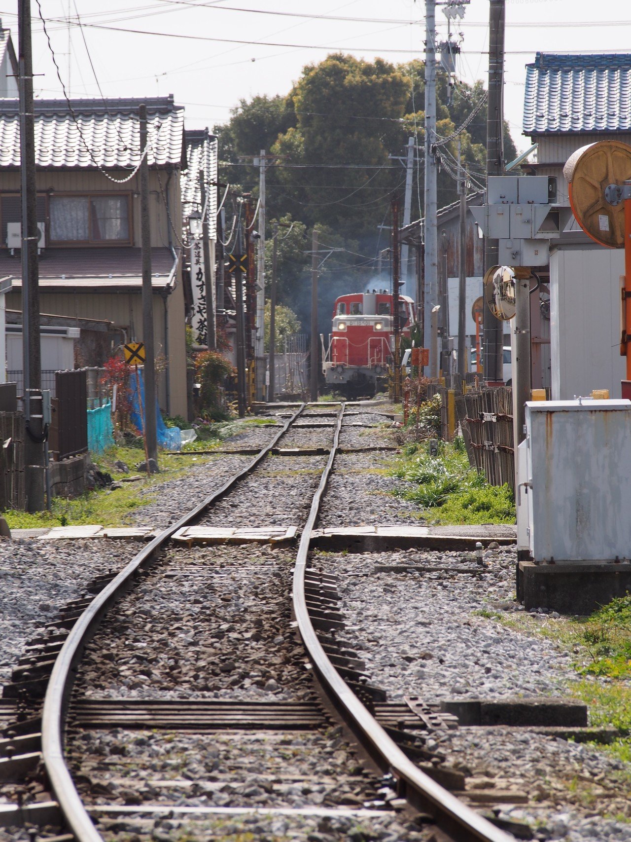 街中のちょっと狭い道 生活と共存する電車の風景 からんだ の中の人 Note