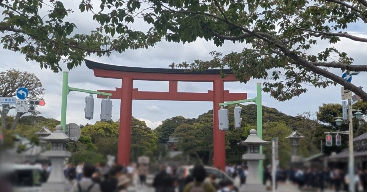 平日でも大混雑の鎌倉『鶴岡八幡宮』でブログを続けてもいいのか神様に