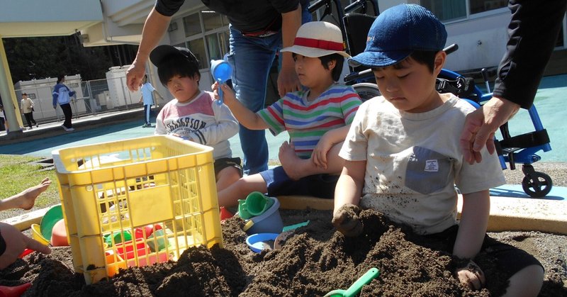 小学部９組・１０組「図工」感触遊び(砂)
