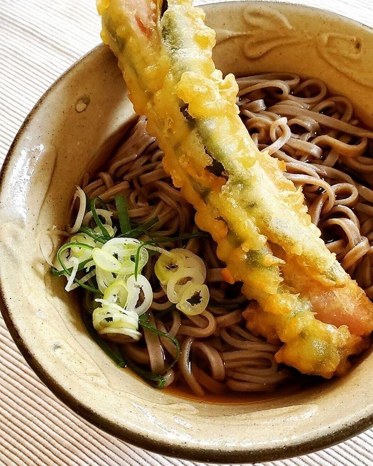 家庵です インゲンとソーセージ(魚肉)の天ぷらそば 下町っぽい天ぷらですが沖縄で良くある天ぷらだそうです #うちで過ごそう🎵