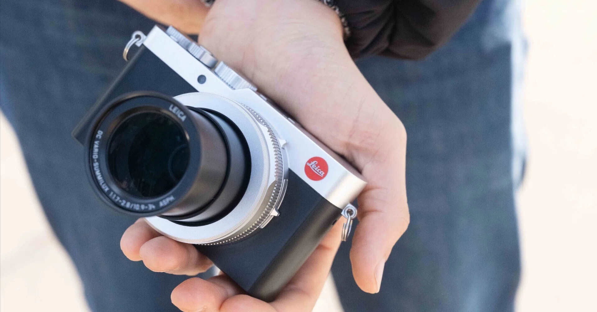 色彩と陰影。新宿を歩くLeica D-LUX7 3/4センサーが描く二つの顔