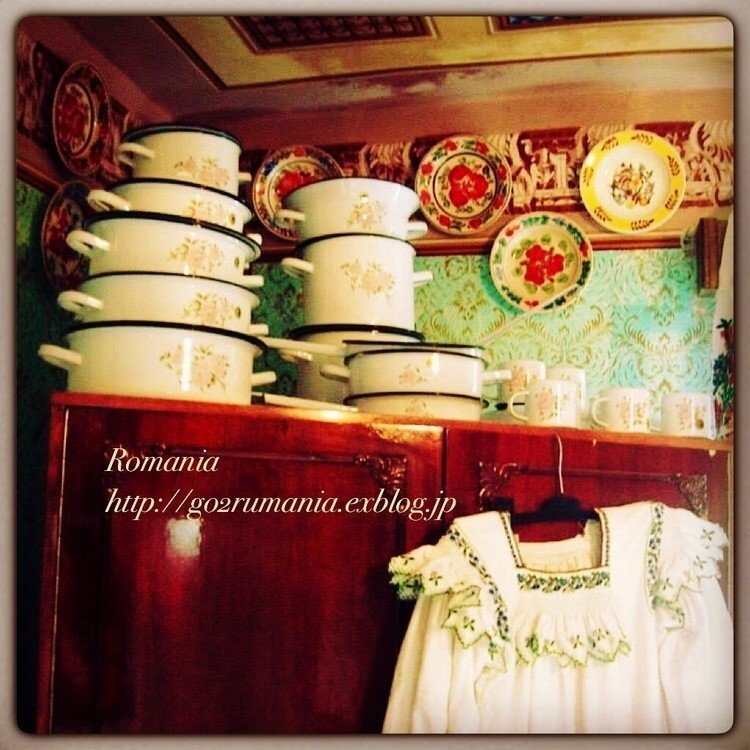 ルーマニア田舎のお部屋のひとこま。#インテリア には #嫁入り道具 でもある鍋一式、そして 壁には陶器をかけて飾りアクセントに。
あたたかい田舎(tara ツァーラ) の人達の生活にはいつも陶器がそばにあります。
cf 『東欧のかわいい陶器』掲載 田舎の暮らしのコラム
