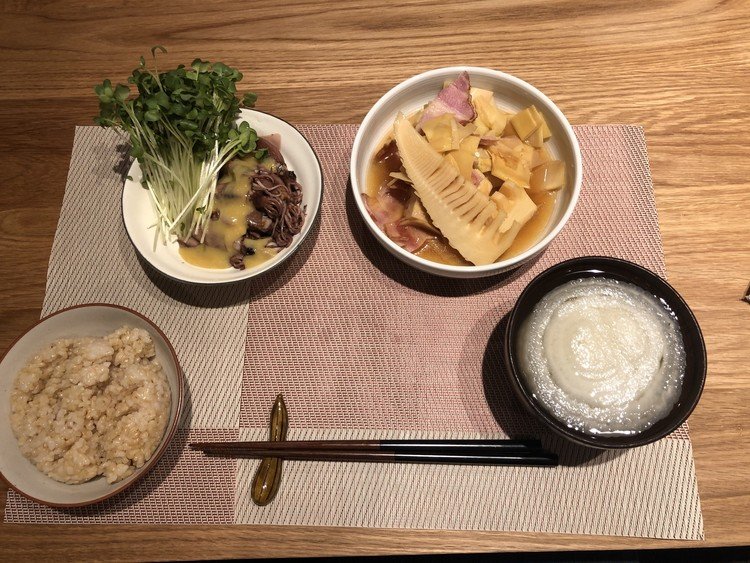 ある日の食卓。たけのことベーコンの煮つけ、新タマネギのお吸い物、ホタルイカ。季節の御膳ですね。