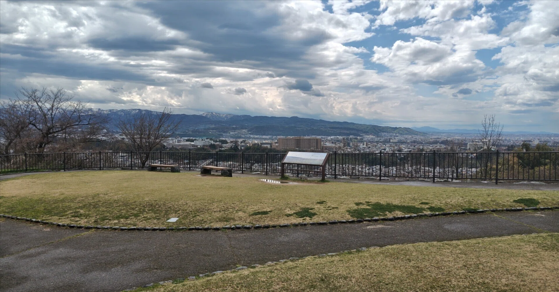金沢】賑やかな観光地のすぐ隣にある、静かな眺望地『卯辰山公園