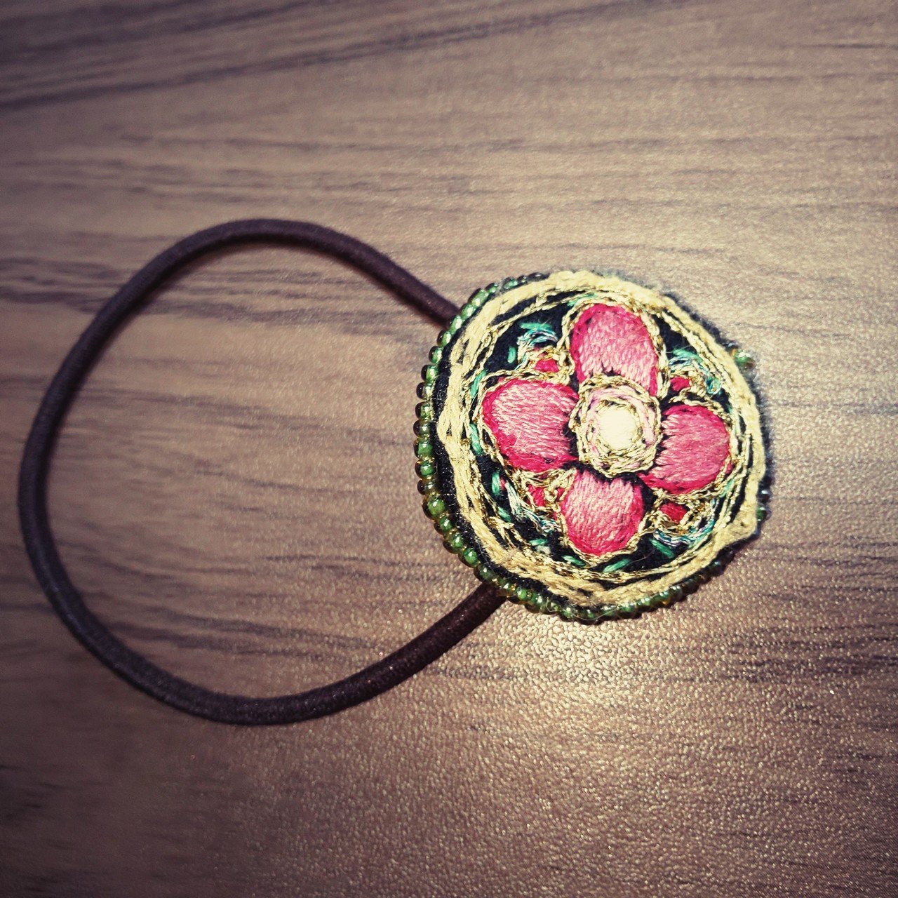 手作りの刺繍のヘアゴム Fiddi Note 手作りの刺繍のヘアゴム Fiddi Note
