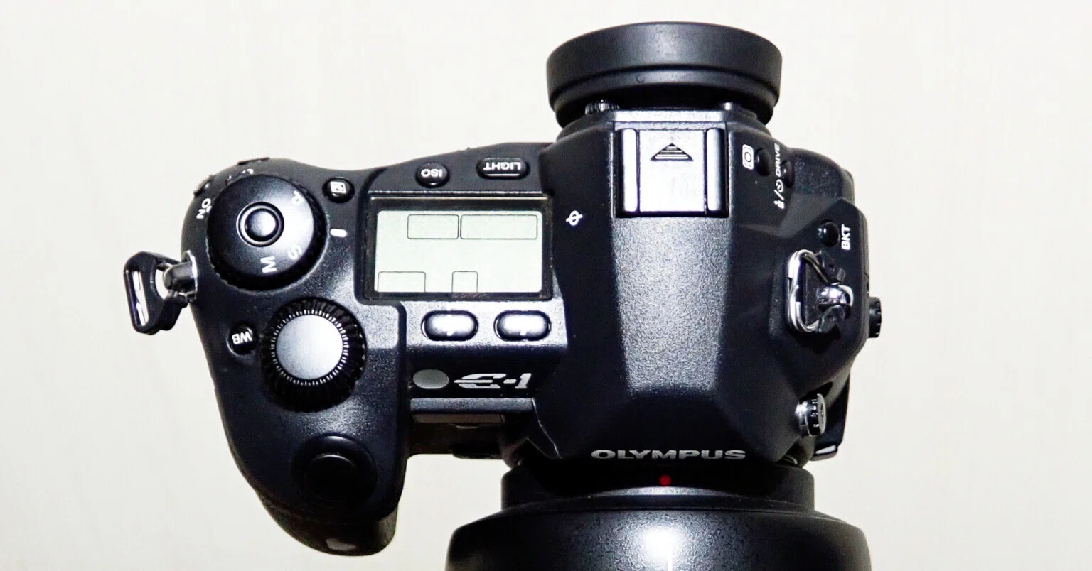 OLYMPUS/オリンパス　E-1 デジタル一眼レフカメラ　※レンズはなし OlympusDigitalの原点 Olympus E-1 - 雑食カメラマンの雑感記