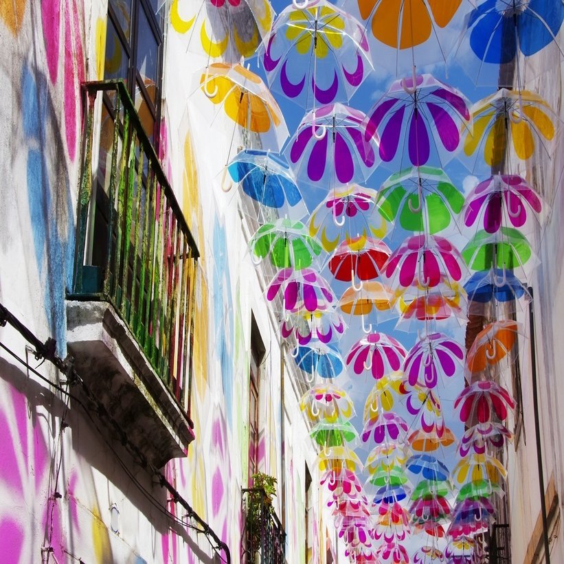 夏にだけ現れる傘のストリートアート アゲダのumbrella Sky Projectって Rainy But I M Fine Note