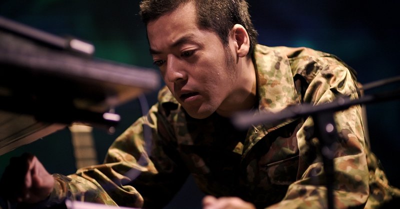 七尾旅人が戦死兵演じる壮絶なライブ映像作品『兵士Ａ』アップリンク・クラウドにて配信スタート。＜コメントあり＞