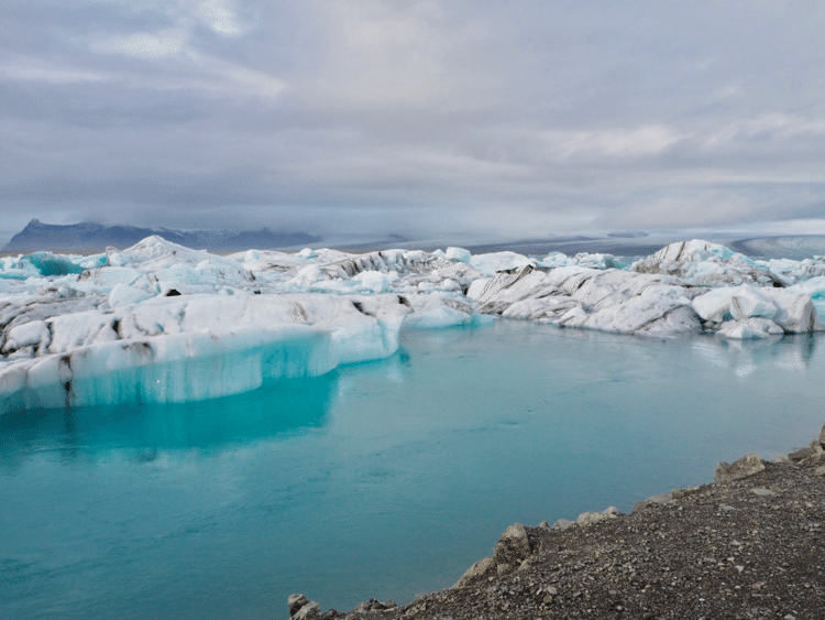 ここは奥ーーーの方にあるヴァトナヨークトル氷河が流れ込むヨークルスアゥルロゥン氷河湖💙