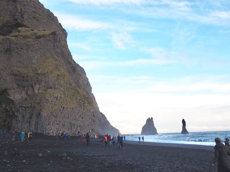 ここはアイスランド南部にあるレイニスフィヤラビーチ（Reynisfjara Beach）💙
ブラックサンドのビーチです💙
大きな岩山は六角形の柱が並んでできている山で、初めて見る光景でした💙