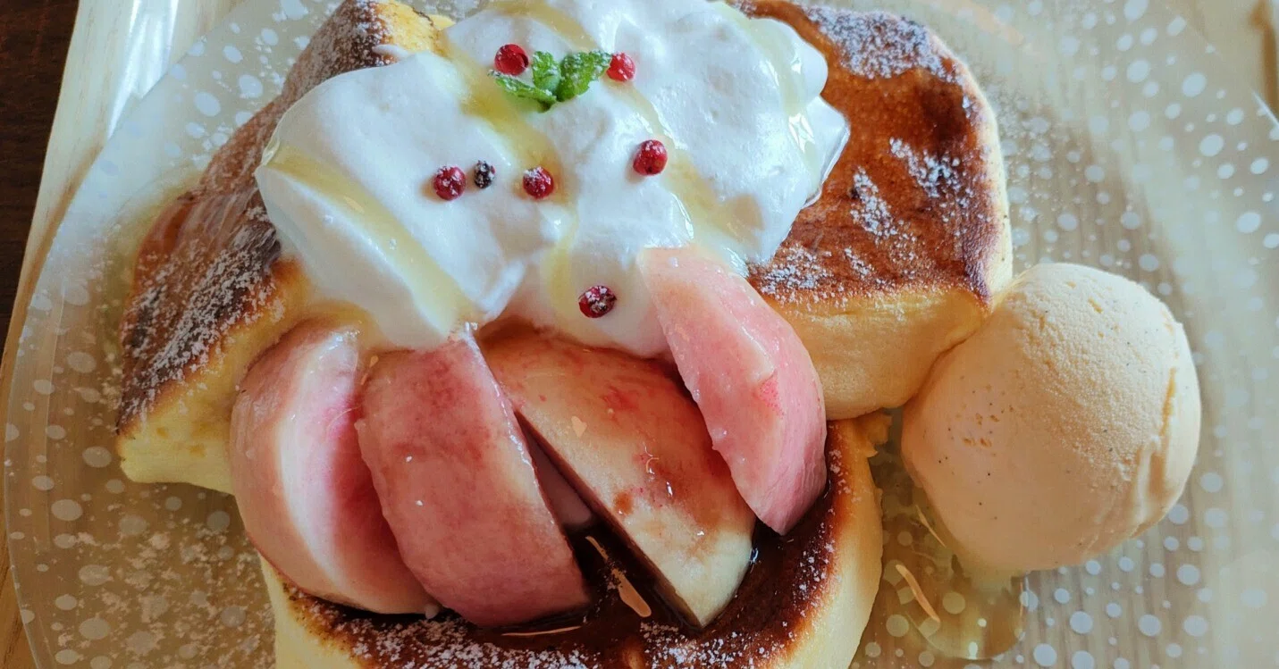 北海道岩見沢市の、ふわふわパンケーキ（桃）｜たまご