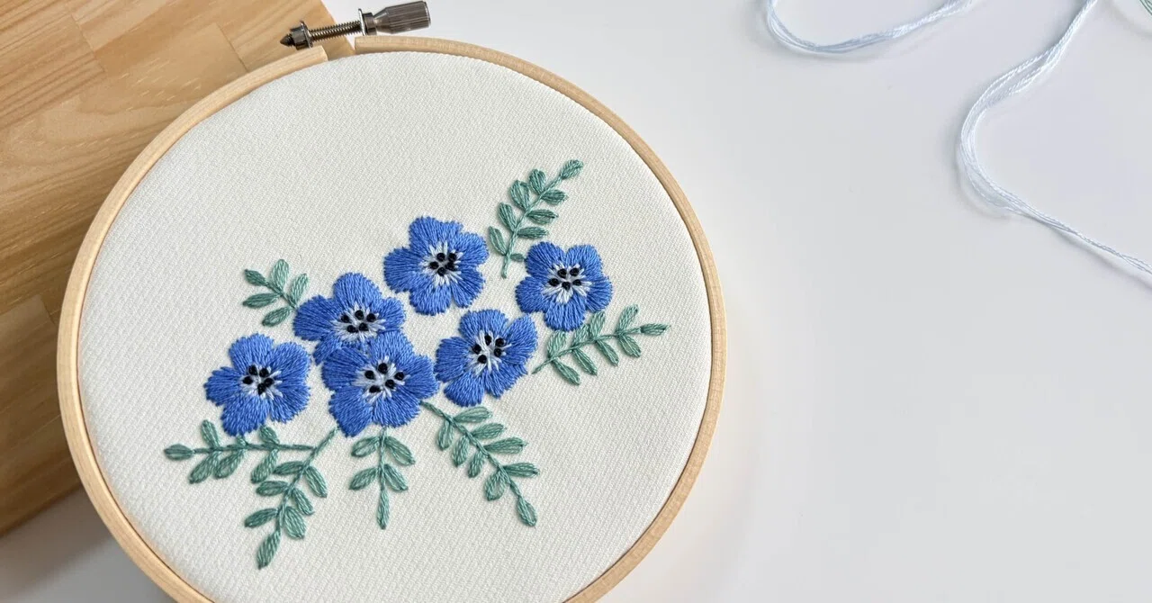 図案公開】ネモフィラ畑に憧れて刺繍しました｜ricco