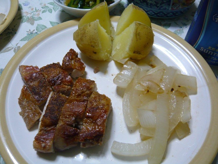 今日の晩御飯は鶏モモ肉のパリパリ焼き！！付け合せは新タマネギと新ジャガ(^o^)