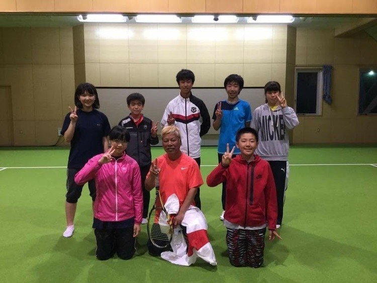 北海道釧路の、ひぶなテニスクラブ、鈴木コーチの所で教えました、みんな目をキラキラさせて面白かった、特に父母が握手して下さいって盛り上がりました。