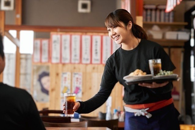 居酒屋のアルバイト女性