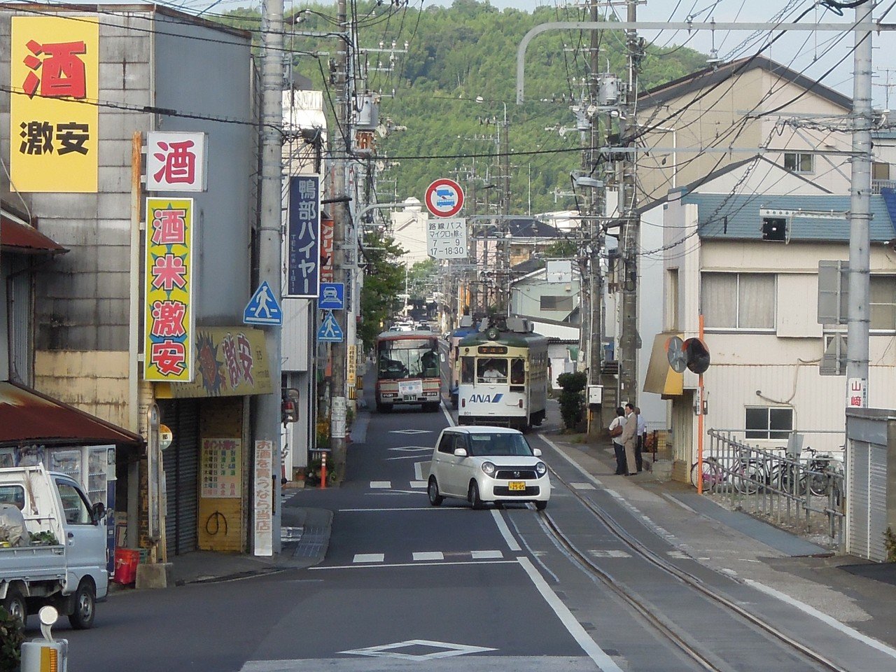 街中のちょっと狭い道 生活と共存する電車 など の風景 からんだ の中の人 Note
