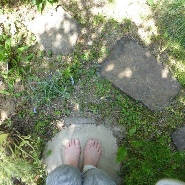 Earthing アーシング 裸足で土の上に立ち 地球とつながると 静けさのほとり Note Earthing アーシング 裸足で土の上に立ち 地球とつながると 静けさのほとり Note
