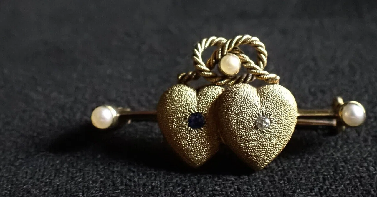 モチーフと象徴 Double Heart & Knot - 2つのハートとリボン結び｜JeJe