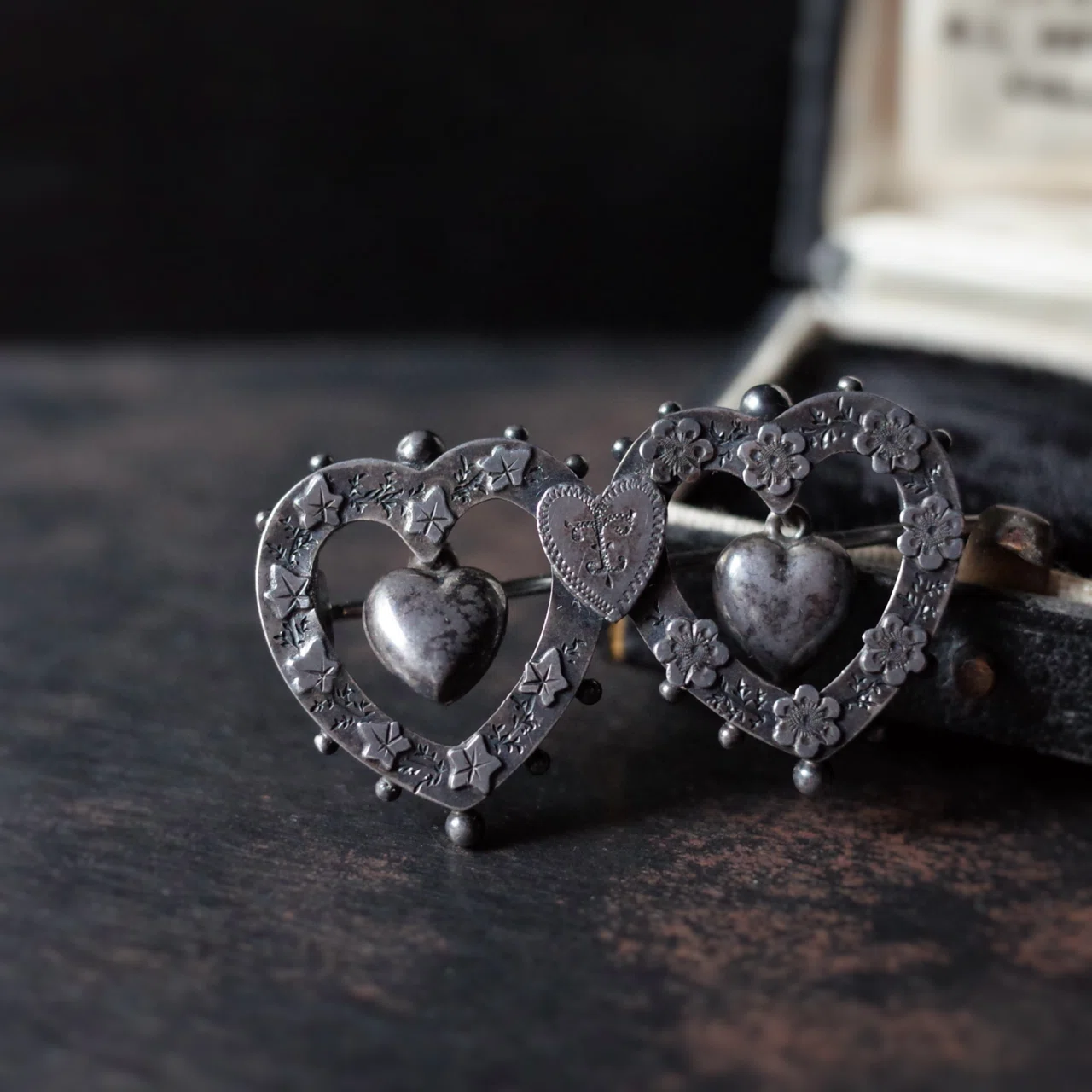 モチーフと象徴 Double Heart & Knot - 2つのハートとリボン結び｜JeJe