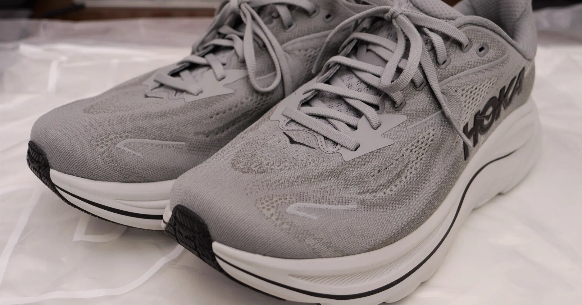 レビュー】初めてのHOKAに感動！最新作「クリフトン10」がランにも街