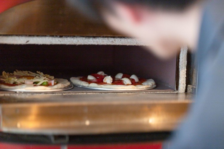手作りピザをピザ窯へ！