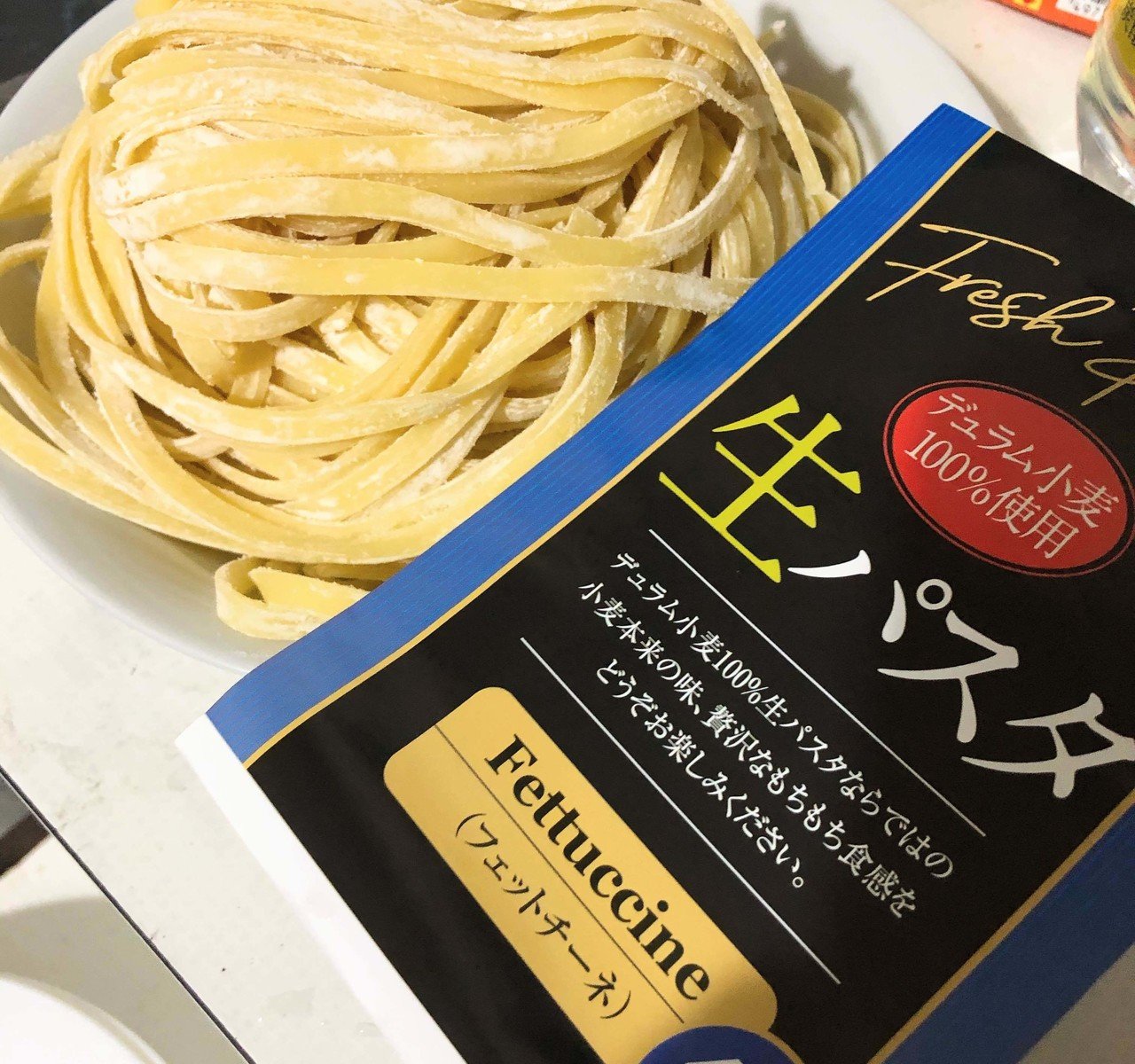 スーパーに買い出しに行くも 何故か乾麺パスタが全く無い ソースも無い で 何故か生パスタだけちょこっと売ってたんで 試しにフィットチーネ買ってみた 幾つか買おうと思ったら 一家族パスタとソース Jundo Note