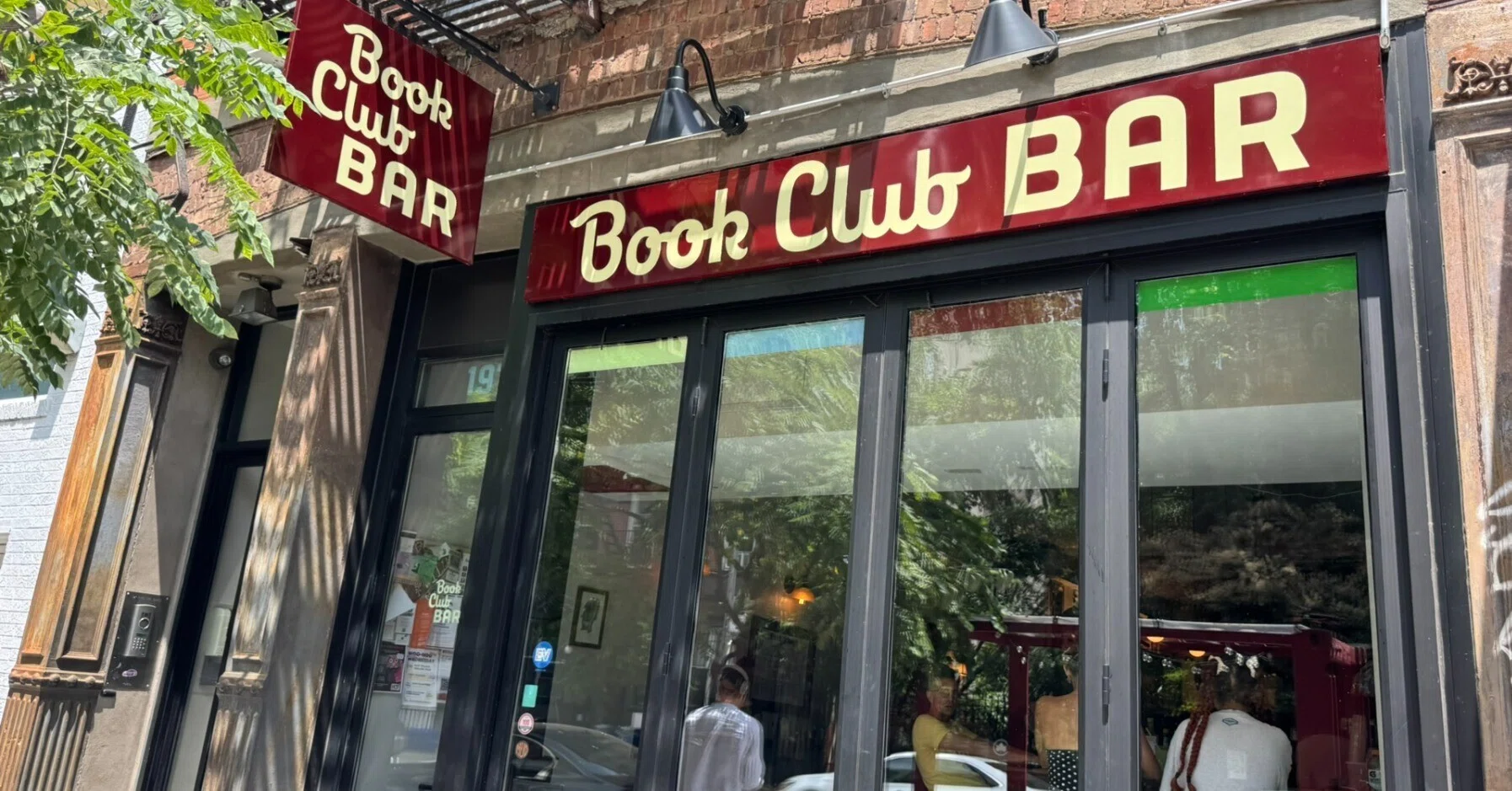 洋書『NEW BARS CAFES &PUBS IN ITALY』建築・店舗 NY書店紹介】Book Club Bar: 書店とバーが融合したネイバーフッド｜Cymbal