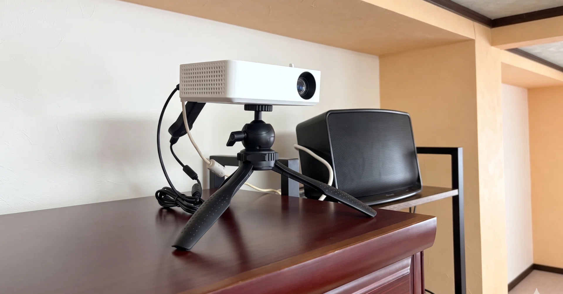 眠っていたプロジェクターをPC部屋に移設した話—LG PH30Nを