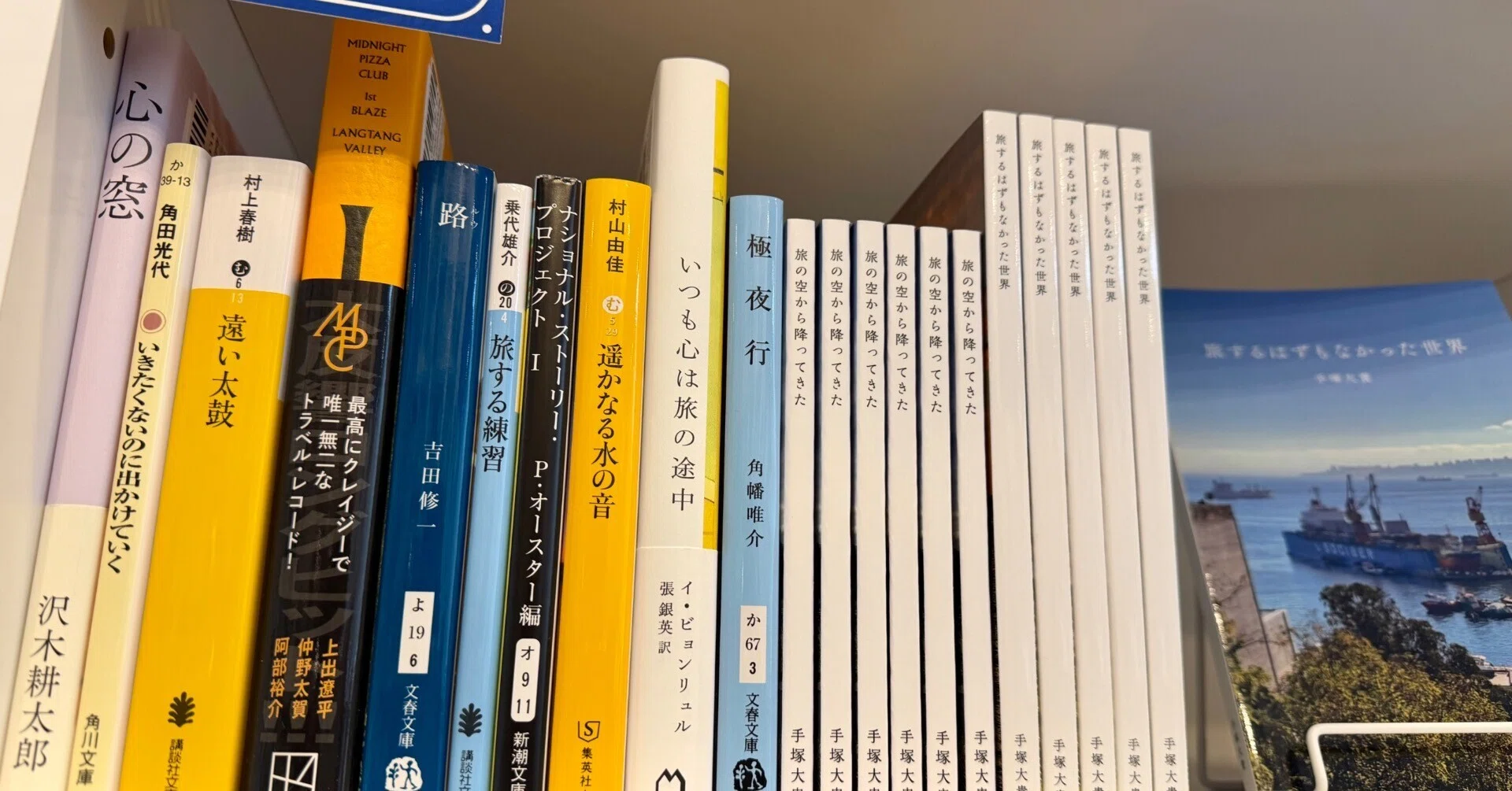 この春、神保町の共同書店〈SOLIDA〉に、旅の書棚をオープンしました