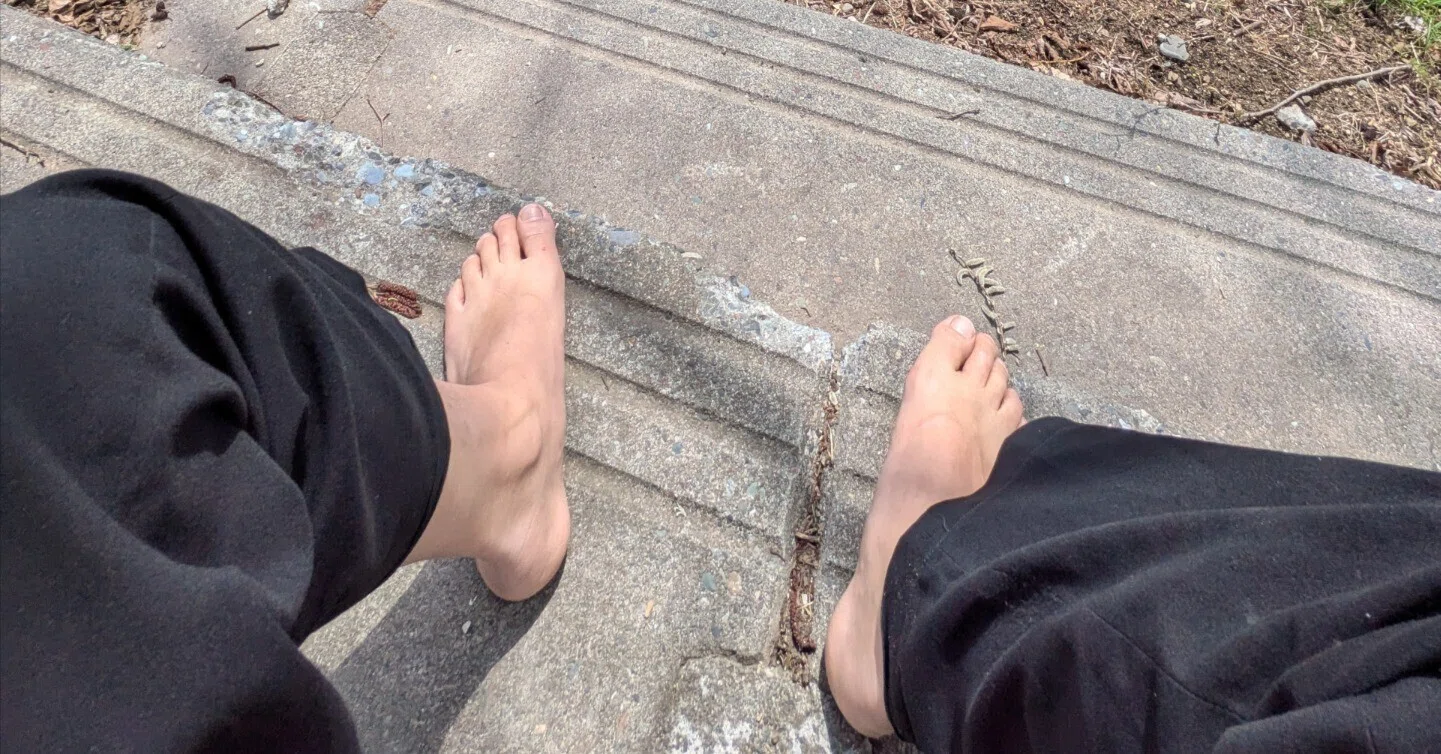 裸足で歩いてみたら、靴がいかに「歩く喜び」を奪っていたかに気付いた 