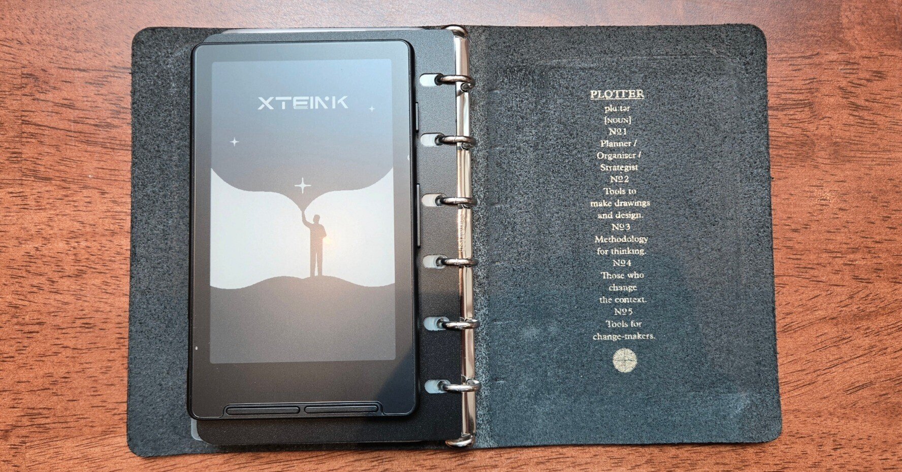 PLOTTERにXTEINK X4を仕込む｜一枚革×Einkで「書く」と「読む」を