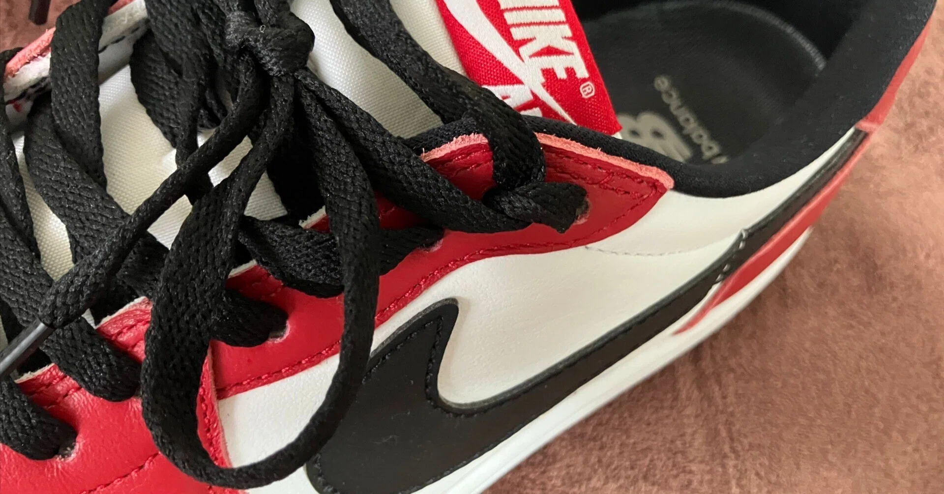 ナイキ シカゴ エアジョーダン 1 LOW OG CHICAGOの8ホールは意味があるの