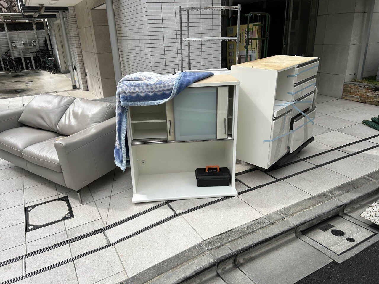 台東区上野。引き取り限定。 トリプルソファー 台東区東上野】引越し不用品を丸ごと回収！レザーソファ・食器棚・昇降