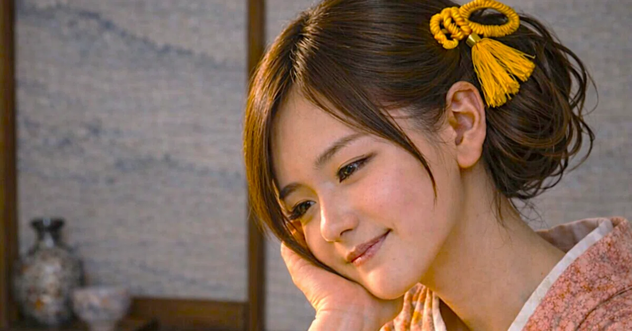 金魚と紅梅色の着物の女性】 生成AI 美人画 美術 間（ま）/ 時（とき